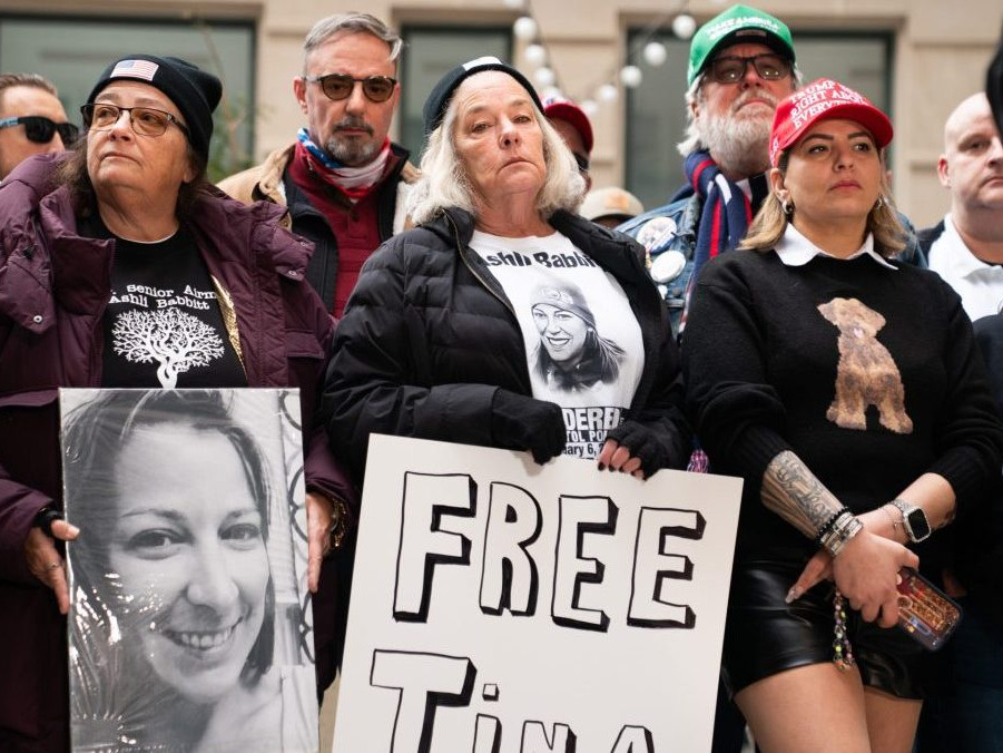 Uprostred matka Ashli Babbitovej, ktorú pred piatimi rokmi zastrelila ochranka.