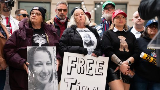 Uprostred matka Ashli Babbitovej, ktorú pred piatimi rokmi zastrelila ochranka.