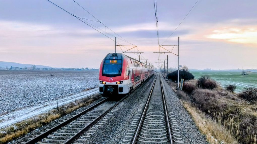 Vlaky na západnom Slovensku čakajú obmedzenia pre dve výluky.