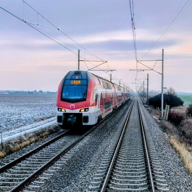 Vlaky na západnom Slovensku čakajú obmedzenia pre dve výluky.