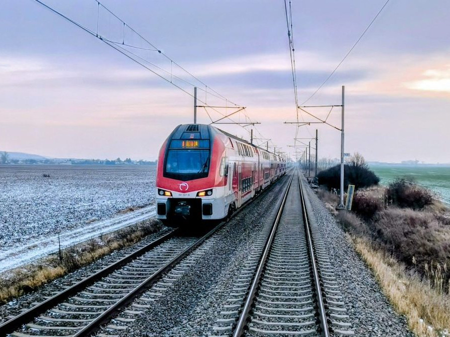 Vlaky na západnom Slovensku čakajú obmedzenia pre dve výluky.