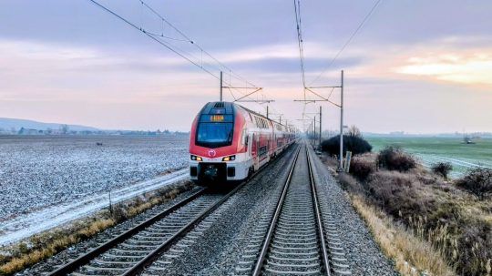 Vlaky na západnom Slovensku čakajú obmedzenia pre dve výluky.