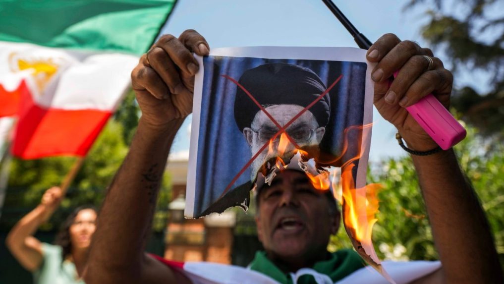 Na snímke protestujúci v Iráne.