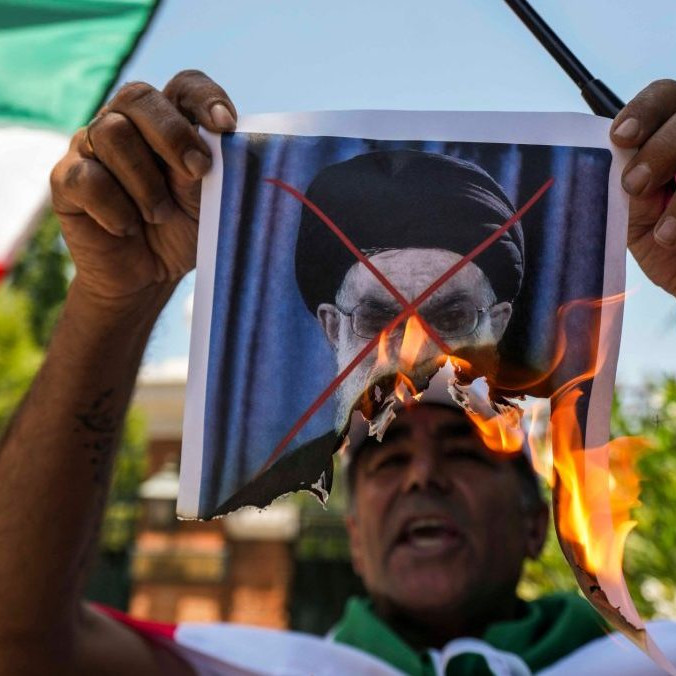 Na snímke protestujúci v Iráne.