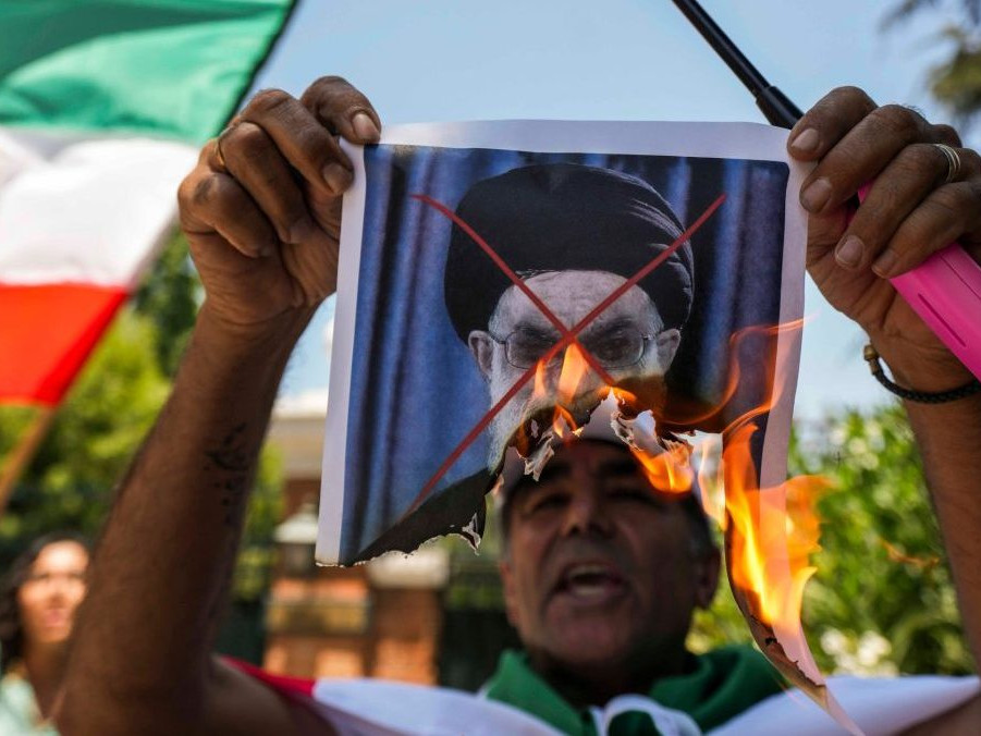 Na snímke protestujúci v Iráne.