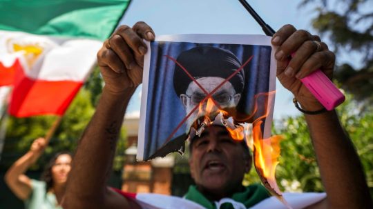 Na snímke protestujúci v Iráne.