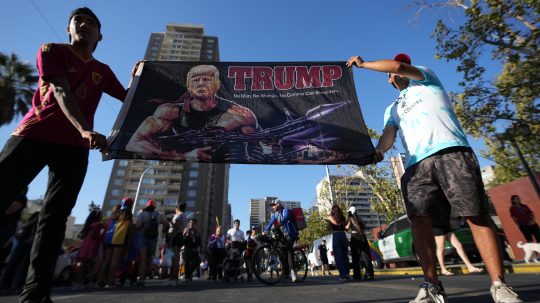 Tisícky ľudí po celom svete vyšli do ulíc, aby vyjadrili názor na americké útoky na Venezuelu