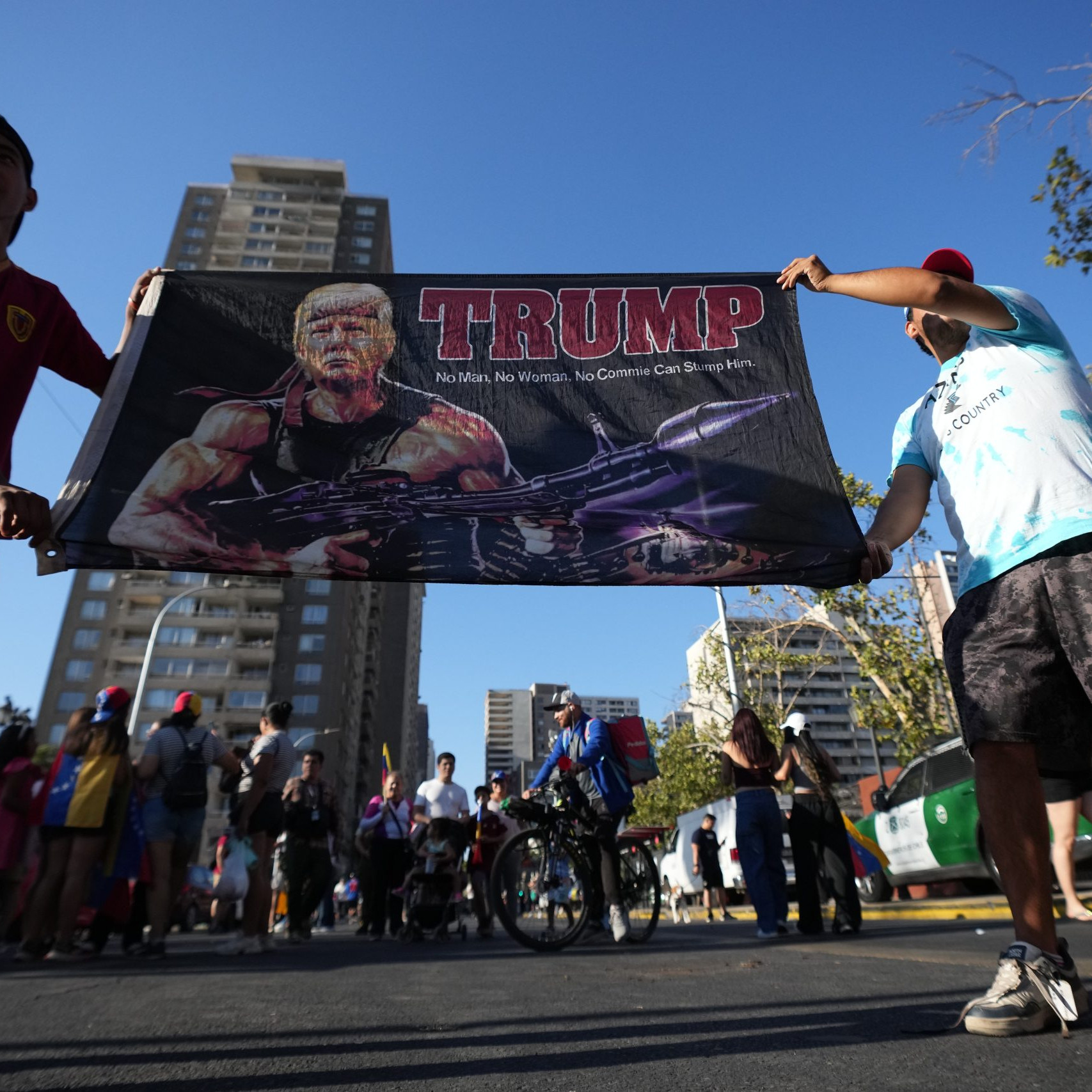 Tisícky ľudí po celom svete vyšli do ulíc, aby vyjadrili názor na americké útoky na Venezuelu