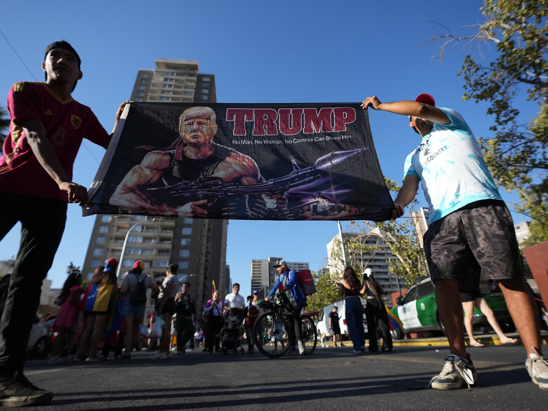 Tisícky ľudí po celom svete vyšli do ulíc, aby vyjadrili názor na americké útoky na Venezuelu