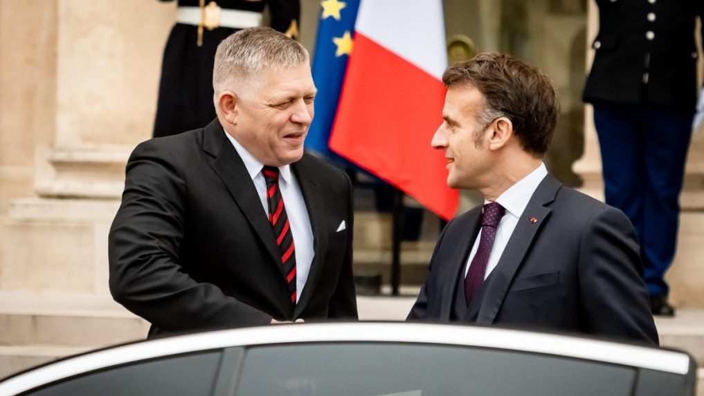 Premiér Robert Fico a francúzsky prezident Emmanuel Macron.