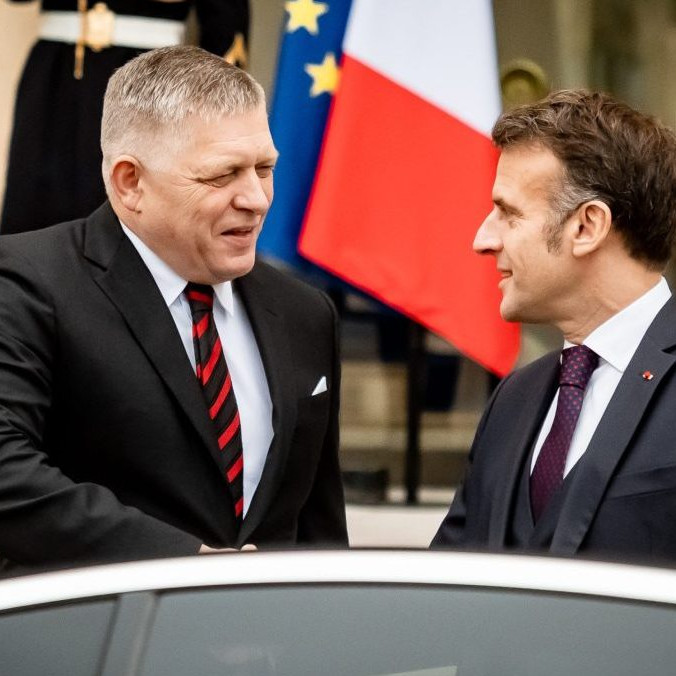Premiér Robert Fico a francúzsky prezident Emmanuel Macron.