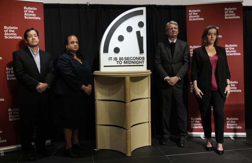 Kým v minulom roku hodiny ukazovali 89 sekúnd do polnoci, teraz to je 85 sekúnd.