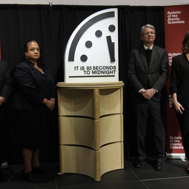 Kým v minulom roku hodiny ukazovali 89 sekúnd do polnoci, teraz to je 85 sekúnd.