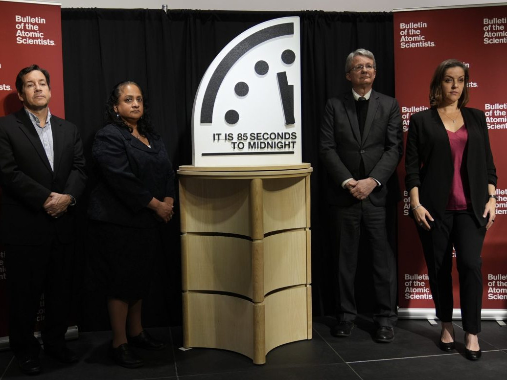 Kým v minulom roku hodiny ukazovali 89 sekúnd do polnoci, teraz to je 85 sekúnd.