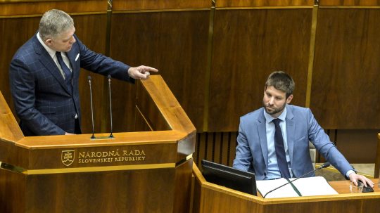 Zľava: Predseda vlády SR Robert Fico a poslanec parlamentu za Progresívne Slovensko (PS) Michal Šimečka.