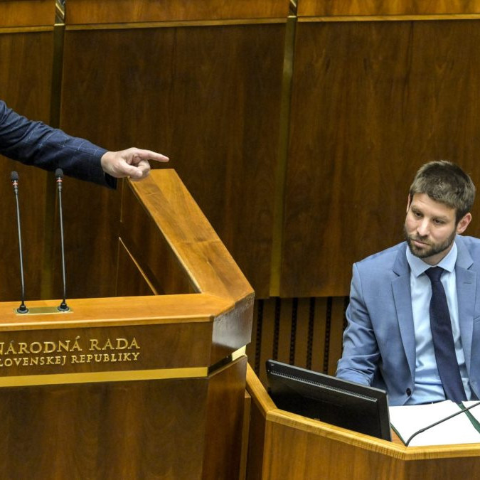 Zľava: Predseda vlády SR Robert Fico a poslanec parlamentu za Progresívne Slovensko (PS) Michal Šimečka.
