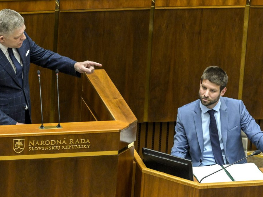 Zľava: Predseda vlády SR Robert Fico a poslanec parlamentu za Progresívne Slovensko (PS) Michal Šimečka.