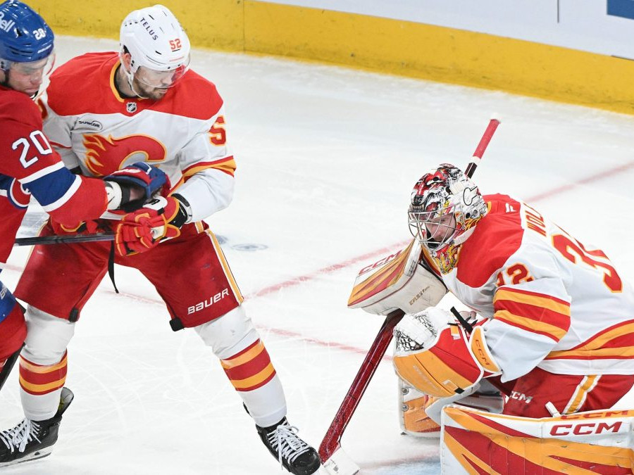 Juraj Slafkovský v zápase Canadiens proti Flames.