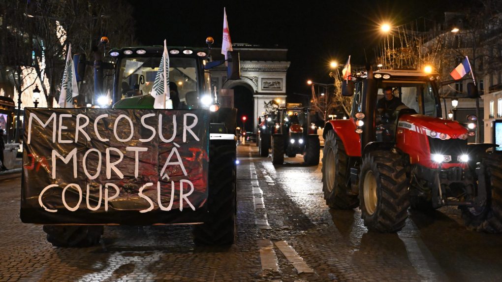 farmári s traktormi v Paríži