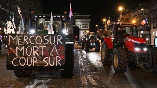 farmári s traktormi v Paríži