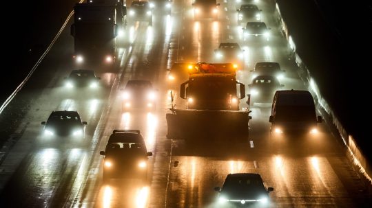 Vozidlo posýpajúce diaľnicu v nemeckom Frankfurte.