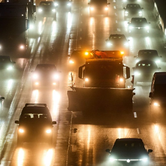 Vozidlo posýpajúce diaľnicu v nemeckom Frankfurte.