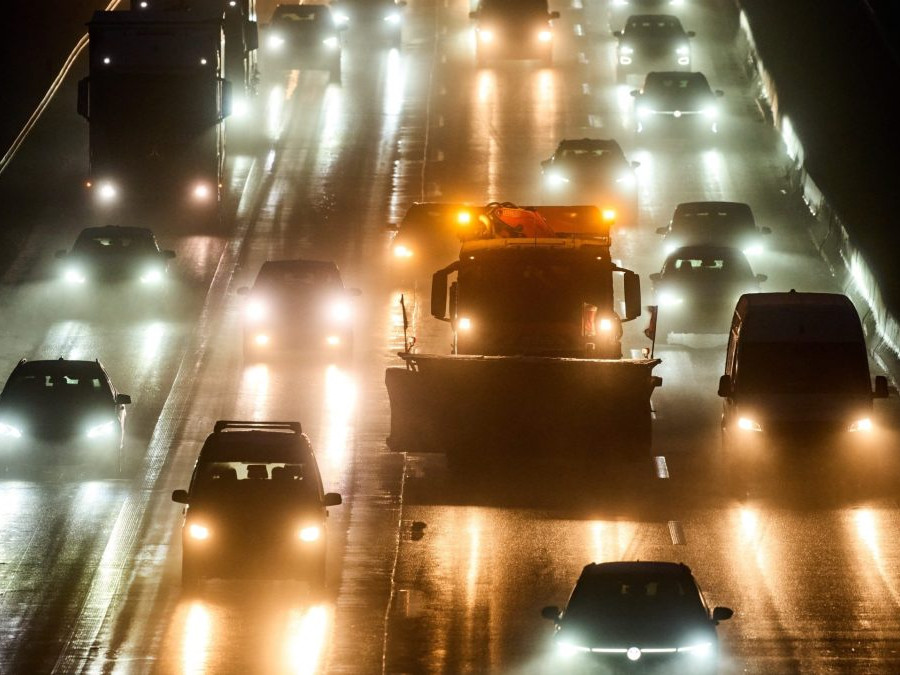 Vozidlo posýpajúce diaľnicu v nemeckom Frankfurte.