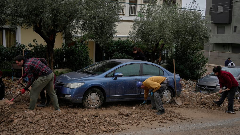 Pracovn&Atilde;&Acirc;&shy;ci mestsk&Atilde;&Acirc;&frac12;ch slu&Atilde;&Acirc;&frac34;ieb a obyvatelia odstra&Atilde;&Acirc;uj&Atilde;&Acirc;&ordm; blato a trosky z ulice ved&Atilde;&Acirc;&frac34;a po&Atilde;&Acirc;&iexcl;koden&Atilde;&Acirc;&copy;ho auta po povodniach sp&Atilde;&Acirc;&acute;soben&Atilde;&Acirc;&frac12;ch siln&Atilde;&Acirc;&frac12;mi da&Atilde;&Acirc;&frac34;&Atilde;&Acirc;ami.