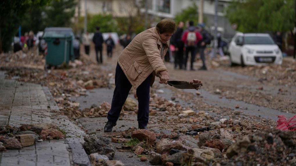 Pracovn&Atilde;&Acirc;&shy;ci mestsk&Atilde;&Acirc;&frac12;ch slu&Atilde;&Acirc;&frac34;ieb a obyvatelia odstra&Atilde;&Acirc;uj&Atilde;&Acirc;&ordm; blato a trosky z ulice ved&Atilde;&Acirc;&frac34;a po&Atilde;&Acirc;&iexcl;koden&Atilde;&Acirc;&copy;ho auta po povodniach sp&Atilde;&Acirc;&acute;soben&Atilde;&Acirc;&frac12;ch siln&Atilde;&Acirc;&frac12;mi da&Atilde;&Acirc;&frac34;&Atilde;&Acirc;ami.