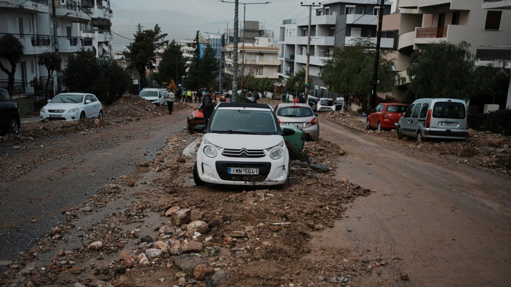 Pracovn&Atilde;&Acirc;&shy;ci mestsk&Atilde;&Acirc;&frac12;ch slu&Atilde;&Acirc;&frac34;ieb a obyvatelia odstra&Atilde;&Acirc;uj&Atilde;&Acirc;&ordm; blato a trosky z ulice ved&Atilde;&Acirc;&frac34;a po&Atilde;&Acirc;&iexcl;koden&Atilde;&Acirc;&copy;ho auta po povodniach sp&Atilde;&Acirc;&acute;soben&Atilde;&Acirc;&frac12;ch siln&Atilde;&Acirc;&frac12;mi da&Atilde;&Acirc;&frac34;&Atilde;&Acirc;ami.