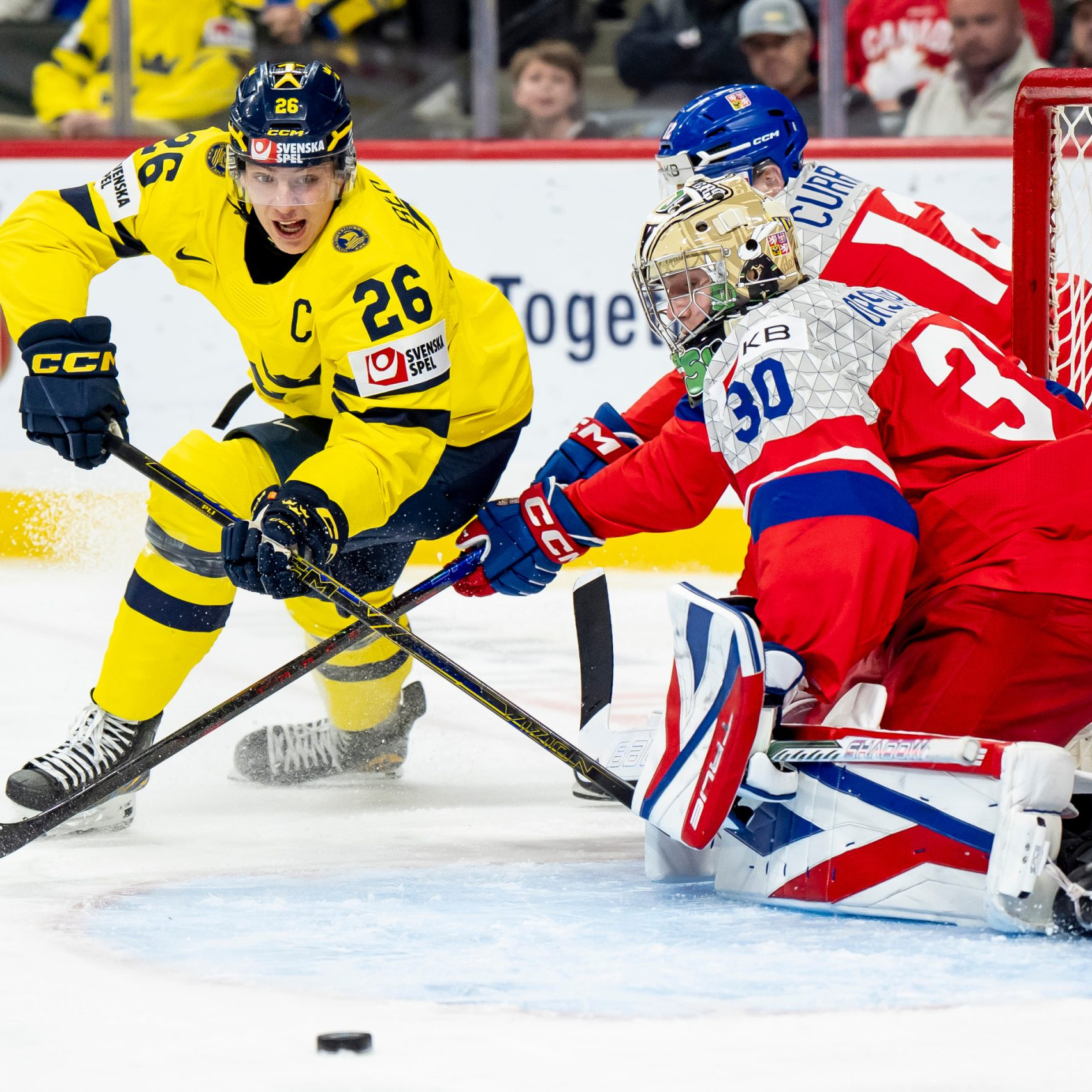 Na snímke hokejisti Švédska a Česka.