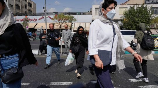 Na snímke protestujúci v Iráne.