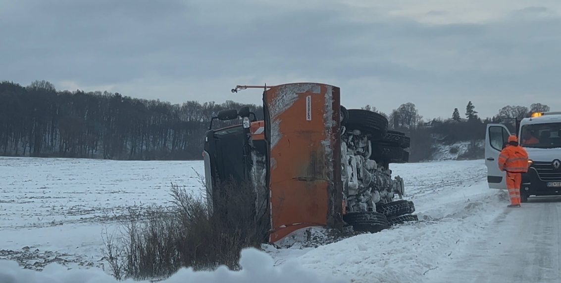 Na snímke prevrátené auto.