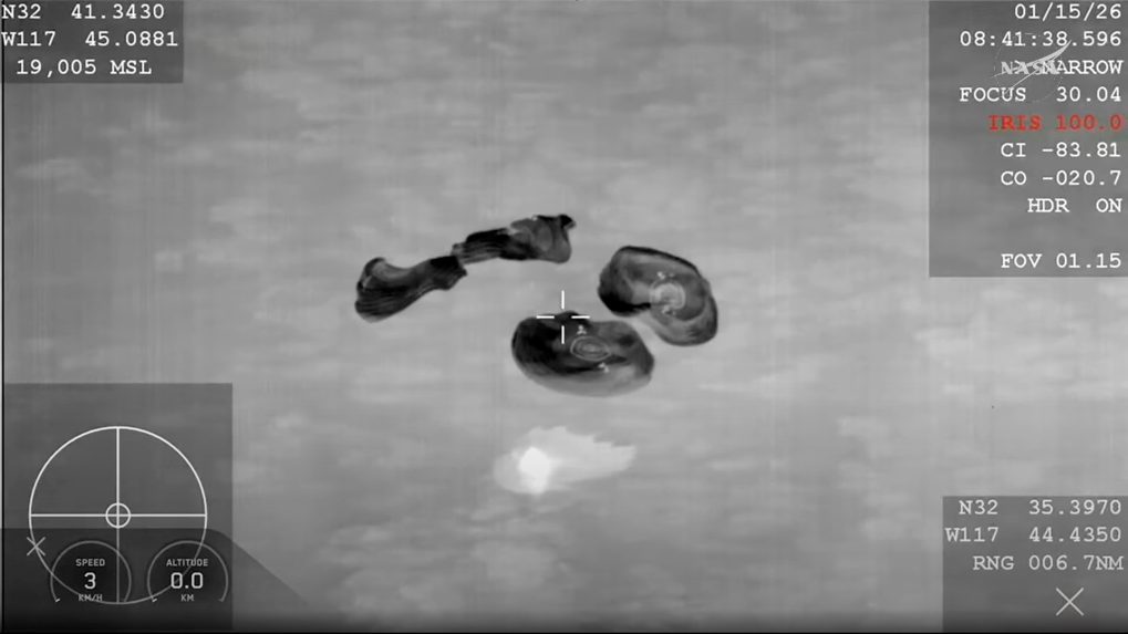 Na snímke sa astronauti vracajú na zem.