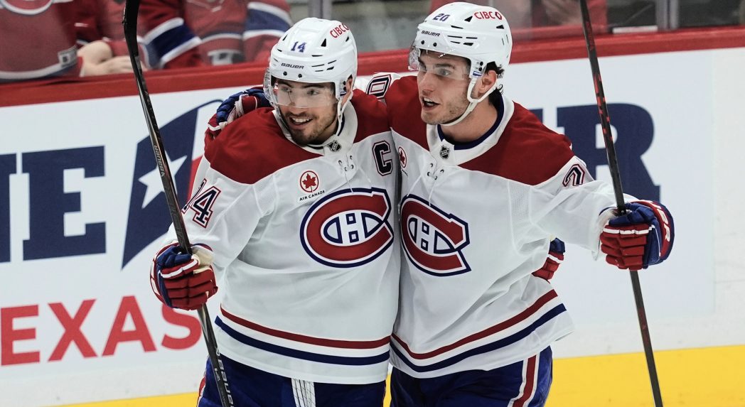 Na snímke Juraj Slafkovský so spoluhráčom.