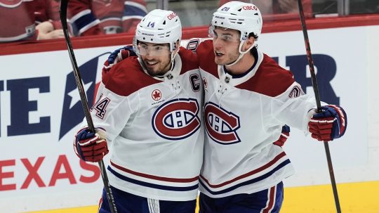 Na snímke Juraj Slafkovský so spoluhráčom.