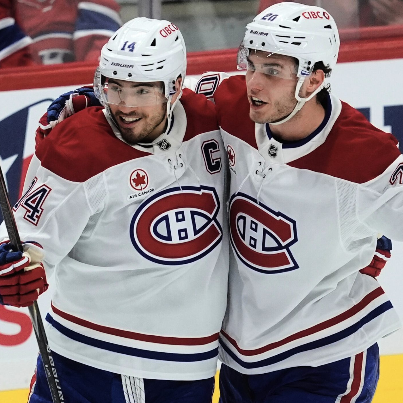 Na snímke Juraj Slafkovský so spoluhráčom.