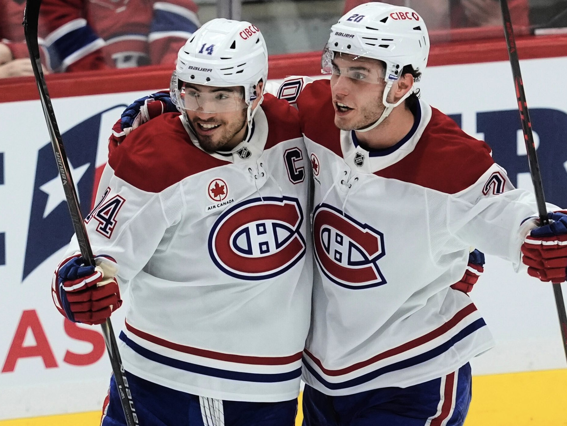 Na snímke Juraj Slafkovský so spoluhráčom.