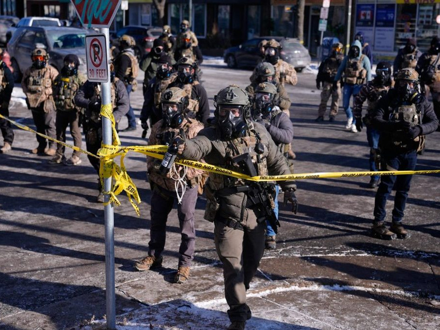 Agenti amerického Imigračného a colného úradu.