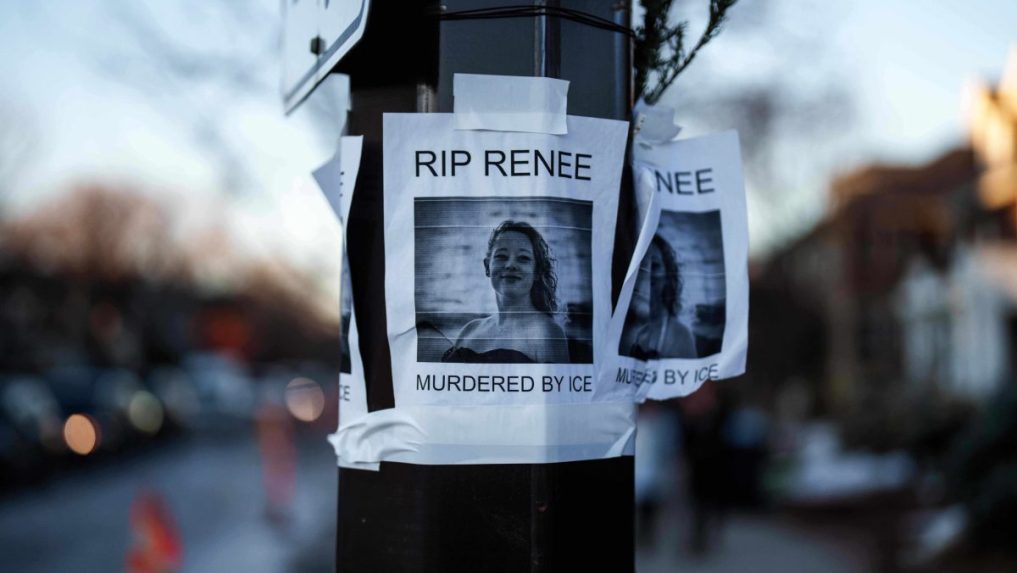 Na snímke plagát Renee Goodovej.