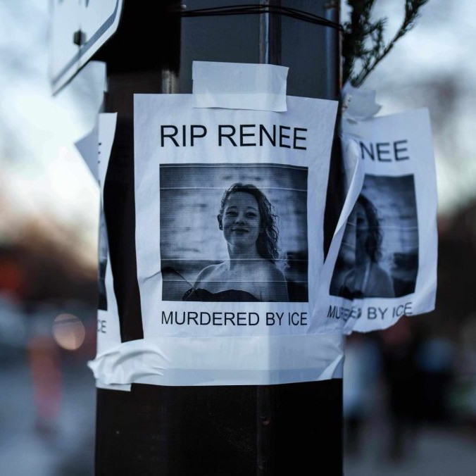 Na snímke plagát Renee Goodovej.