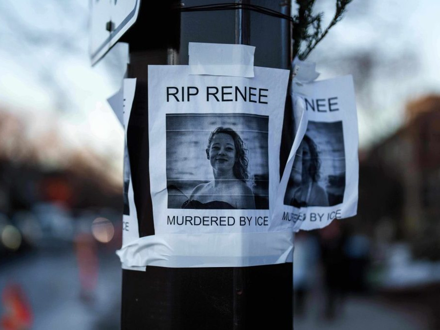 Na snímke plagát Renee Goodovej.