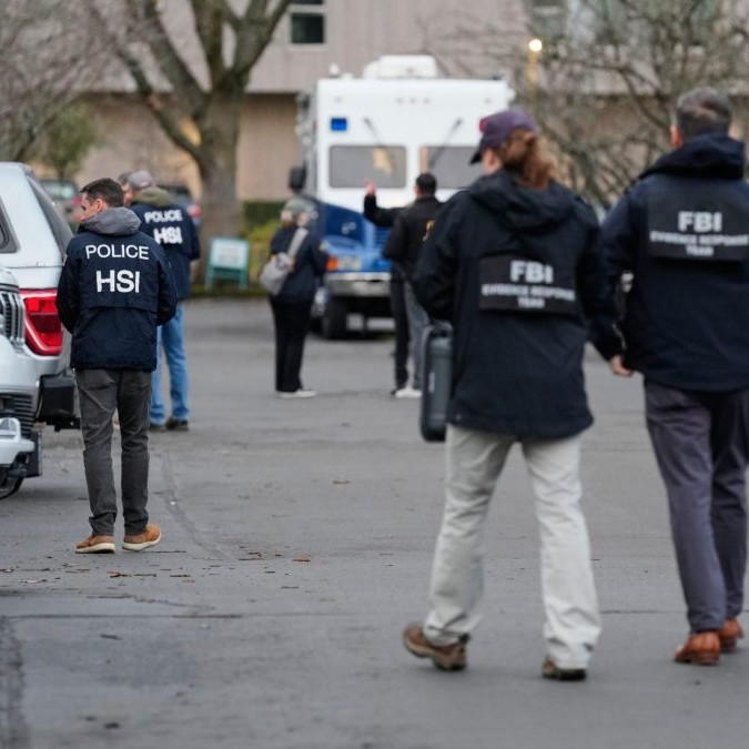 Poškodené auto a približujúci sa pracovníci FBI-