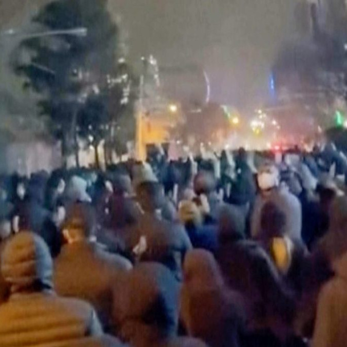 Irán sa vyjadril k možnosti zásahu USA, poslanci skandovali „smrť Amerike“. Izrael je v stave vysokej pohotovosti