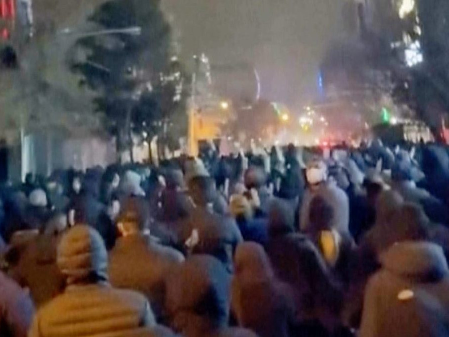 Irán sa vyjadril k možnosti zásahu USA, poslanci skandovali „smrť Amerike“. Izrael je v stave vysokej pohotovosti