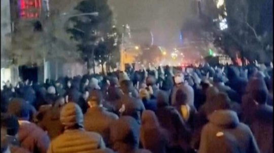 Irán sa vyjadril k možnosti zásahu USA, poslanci skandovali „smrť Amerike“. Izrael je v stave vysokej pohotovosti