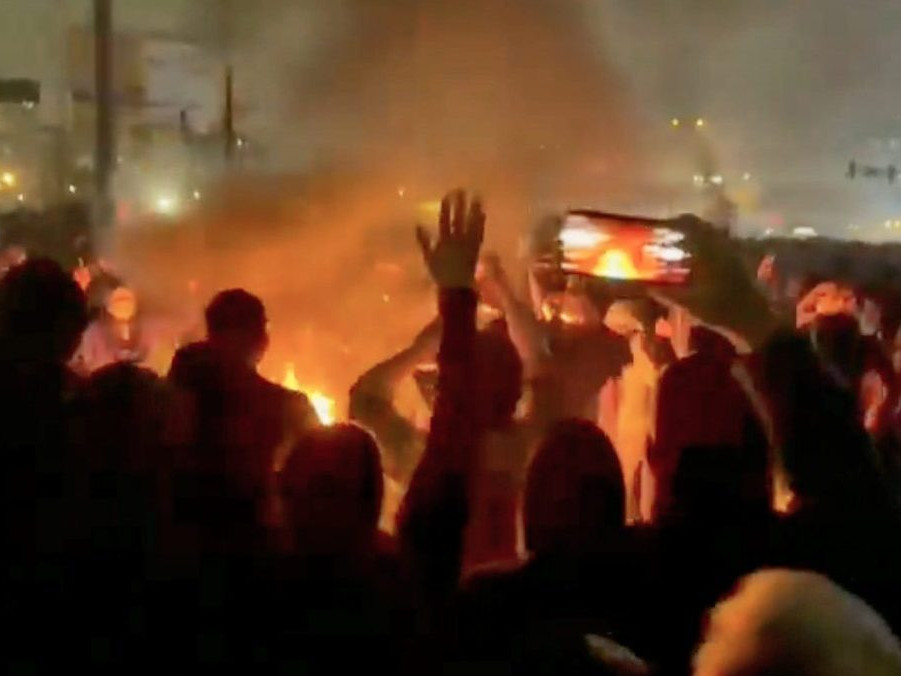 Zábery z protestov v Iráne