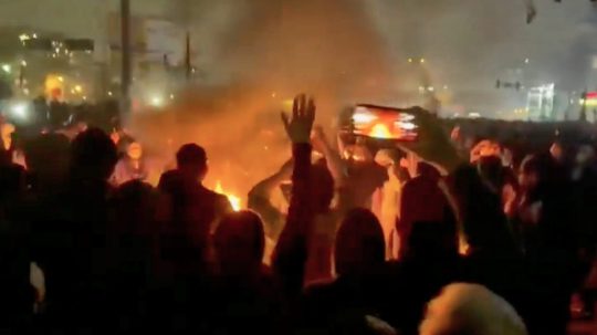 Zábery z protestov v Iráne