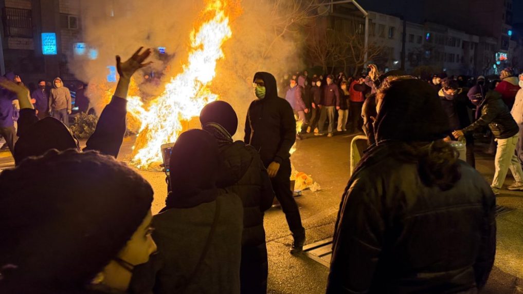 Iránci na protivládnom proteste v Teheráne.