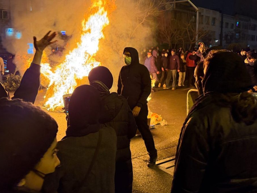 Iránci na protivládnom proteste v Teheráne.